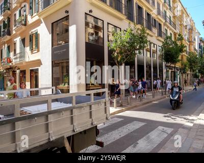 Palma, Espagne, 11 juillet 2024 : le magasin haut de gamme Relojeria Alemana à Palma de Majorque, avec des touristes marchant dans le centre-ville à la découverte d'offres exclusives Banque D'Images