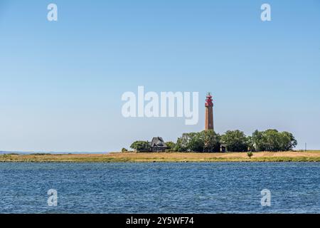 Phare Fluegge (Flugge) sur la mer baltique Fehmarn en Allemagne un jour d'été. Fehmarn est la troisième plus grande île allemande de la mer Baltique. Banque D'Images