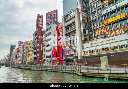 Osaka, Japon - 26 mai 2016 : bâtiments de Dotonbori le long de la rivière Dotonbori par un après-midi nuageux. Banque D'Images
