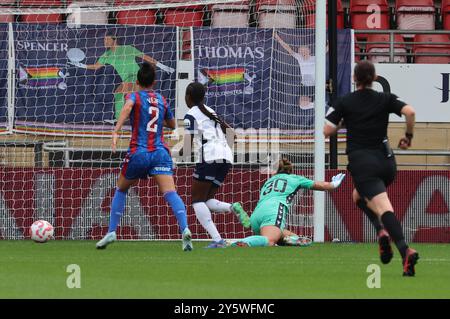 Londres, Royaume-Uni. 22 septembre 2024. LONDRES, ANGLETERRE - Jessica Naz de Tottenham Hotspur Women marque le 3ème but lors du match de football Barclays FA Women's Super League entre Tottenham Hotspur Women et Crystal PalaceWomen au Breyer Group Stadium, Leyton, le 22 septembre 2024 à Londres, Angleterre. Crédit : action Foto Sport/Alamy Live News Banque D'Images