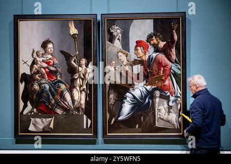 HAARLEM - le tableau emblématique restauré issu de Luke Paints the Madonna de Maarten van Heemskerck sera installé au Musée Frans Hals. C’est la première fois en 450 ans que l’œuvre sera exposée en deux parties ensemble. ANP KOEN VAN WEEL pays-bas Out - belgique Out Banque D'Images