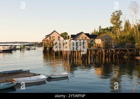 Le soleil se lève sur un commerce de homard côtier, Bass Harbor, MOI. Banque D'Images