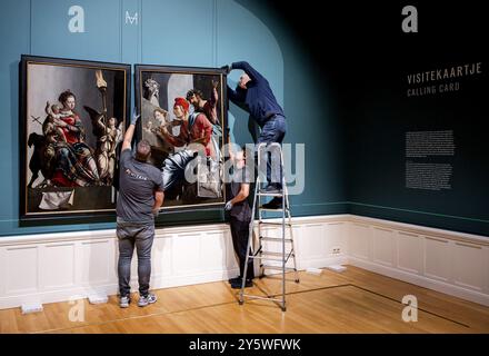 HAARLEM - le tableau emblématique restauré issu de Luke Paints the Madonna de Maarten van Heemskerck sera installé au Musée Frans Hals. C’est la première fois en 450 ans que l’œuvre sera exposée en deux parties ensemble. ANP KOEN VAN WEEL pays-bas Out - belgique Out Banque D'Images