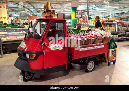 Casa Modena bzw CasaModena Salami, Werbe- und promotion-Fahrzeug, Piaggio APE 50 in einem Globus SB-Warenhaus in Bayern *** Casa Modena ou CasaModena Salami, véhicule publicitaire et promotionnel, Piaggio APE 50 dans un hypermarché Globus en Bavière Banque D'Images