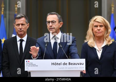 Paris, France. 23 septembre 2024. Julien Mattia/le Pictorium - transfert de pouvoir au Ministère de l'intérieur - 23/09/2024 - France/Ile-de-France (région)/Paris - Gérald Darmanin remet le pouvoir au nouveau ministre de l'intérieur Bruno Retailleau à la place Beauvau. Crédit : LE PICTORIUM/Alamy Live News Banque D'Images