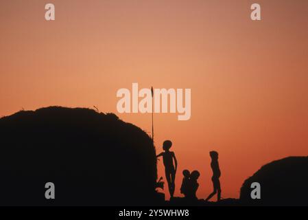 Silhouette de petits enfants vue près des huttes. Banque D'Images