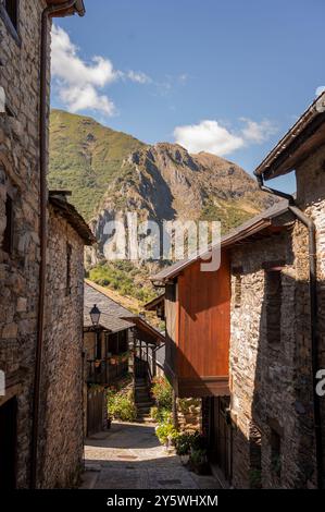 Étroite rue pavée serpentant à travers un village de montagne Banque D'Images