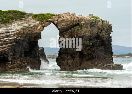 Natural Stone Archway sculpté par les vagues de l'océan Banque D'Images