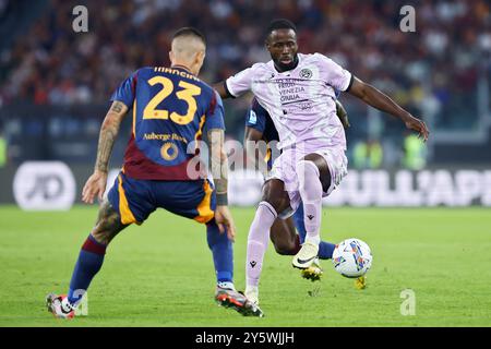 Rome, Italie. 22 septembre 2024. Gianluca Mancini de Roma s'affronte avec Keinan Davis d'Udinese lors du championnat italien Serie A match de football entre AS Roma et Udinese Calcio le 22 septembre 2024 au Stadio Olimpico de Rome, Italie. Crédit : Federico Proietti / Alamy Live News Banque D'Images