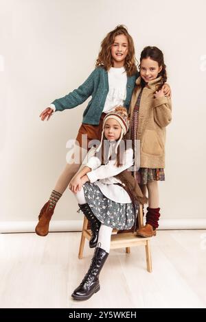 Trois amies filles en vêtements d'automne dans le studio. Banque D'Images