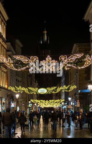 CRACOVIE, POLOGNE - 21 DÉCEMBRE 2023 : décorations de Noël dans les rues et les magasins de Cracovie, Pologne, le 21 décembre 2023 Banque D'Images