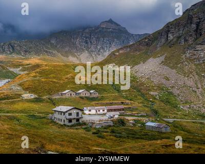 Vue sur le refuge alpin parmi les montagnes au col du Nivolet dans le parc national du Gran Paradiso, Italie. Banque D'Images