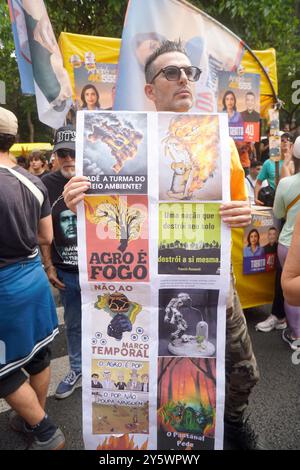 Sao Paulo, Brésil. 22 septembre 2024. Sao Paulo SP Brésil 22 septembre 2024 les manifestants marchent pour la justice climatique et contre les incendies de forêt qui affectent tout le pays à Sao Paulo, Brésil, le 22 septembre 2024. (Photo Cris Faga/Sipa USA) crédit : Sipa USA/Alamy Live News Banque D'Images