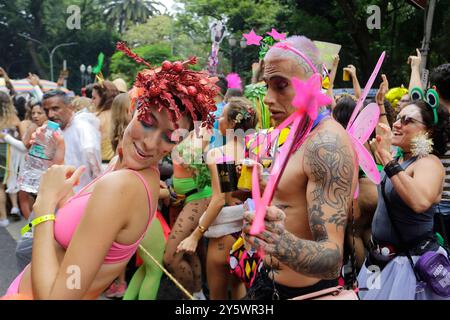 Sao Paulo, SP, Brésil - 22 février 2021 : les fêtards dansent lors de la fête du carnaval Tarado ni Voce dans les rues du centre-ville de SP. Banque D'Images