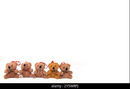 Une délicieuse gamme d'ours en peluche habillés d'équipement de Noël, disposés soigneusement sur un fond blanc. Idéal pour les décorations et les cartes de vacances Banque D'Images