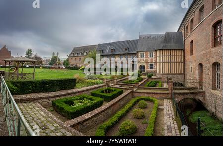 UE, France - 09 21 2024 : vue sur les bâtiments de l'hôpital Hôtel Dieu et le jardin en face Banque D'Images