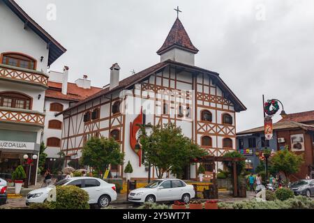 Un ange jouant de la trompette et l'église méthodiste dans le centre-ville de Gramado, Serra Gaucha, Rio Grande do Sul, Brésil Banque D'Images