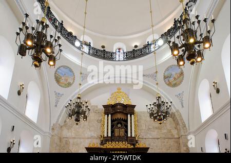 Vue intérieure du sanctuaire peint et arche décorative de la synagogue Hurva dans le quartier juif de la vieille ville de Jérusalem. Banque D'Images