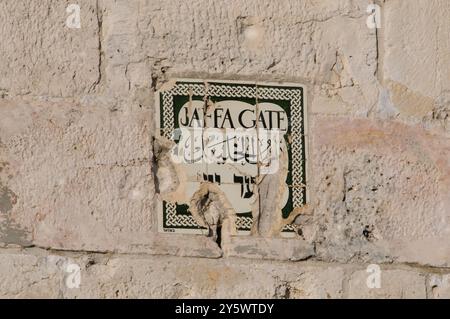 Un panneau de tuile usé et cassé marquant l'entrée de la porte de Jaffa dans la vieille ville de Jérusalem, Israël. Banque D'Images