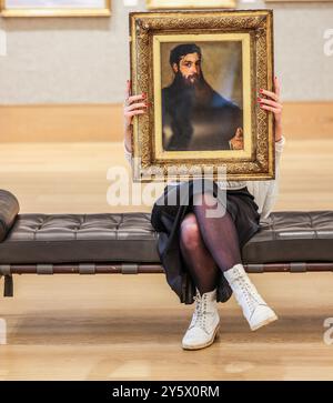 Bonhams Londres, Royaume-Uni. 23 septembre 2024. La première commande de portrait de James McNeill Whistler, Portrait of Lucas Alexander Ionides, arrive à Bonhams 19th Century British and Impressionist Art sale le 25 septembre à Bonhams New Bond Street, Londres. C’est la première fois que le travail est sur le marché depuis près de 60 ans. Il est estimé à 80 000 - 120 000 livres sterling. Crédit : Paul Quezada-Neiman/Alamy Live News Banque D'Images