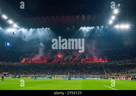 Les supporters de l'AC Milan lors du championnat italien Serie A match de football entre le FC Internazionale et l'AC Milan le 22 septembre 2024 au stade San Siro de Milan, en Italie. Crédit : Luca Rossini/E-Mage/Alamy Live News Banque D'Images