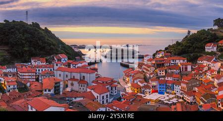 Une photo panoramique 2:1 d'une soirée après le coucher du soleil à Cudillero, un pittoresque petit village de pêcheurs situé sur la côte des Asturies, la 'Costa Verde Banque D'Images