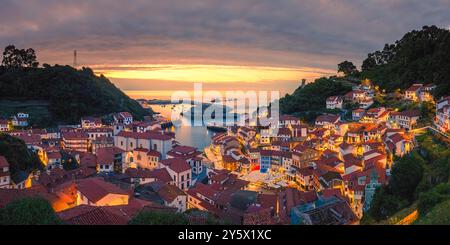 Une photo panoramique 2:1 d'une soirée après le coucher du soleil à Cudillero, un pittoresque petit village de pêcheurs situé sur la côte des Asturies, la 'Costa Verde Banque D'Images