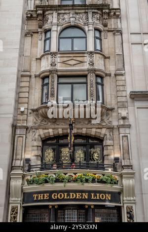 Le pub Golden Lion à Kings Street, Londres, Angleterre, Royaume-Uni Banque D'Images