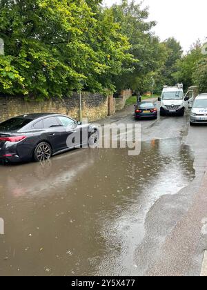 Photo du 23/09/24 prise avec la permission du site de médias sociaux X, anciennement Twitter, de @Innkeeper55 de deux voitures tombées en panne sur une route inondée à Quarry Hollow, Oxford. Un avertissement météorologique orange pour de fortes pluies est entré en vigueur dans certaines parties de l'Angleterre, avec le met Office avertissant que les zones touchées pourraient connaître plus d'un mois de pluie tombant lundi. Date d'émission : lundi 23 septembre 2024. Banque D'Images