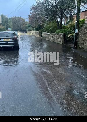 Photo du 23/09/24 prise avec la permission du site de médias sociaux X, anciennement Twitter, de @Innkeeper55 de voitures garées sur une route inondée à Quarry Hollow, Oxford. Un avertissement météorologique orange pour de fortes pluies est entré en vigueur dans certaines parties de l'Angleterre, avec le met Office avertissant que les zones touchées pourraient connaître plus d'un mois de pluie tombant lundi. Date d'émission : lundi 23 septembre 2024. Banque D'Images