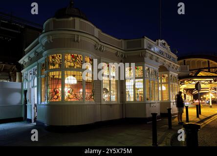 Le York Tap, un charmant pub à côté de la gare de York avec des vitraux Art nouveau incroyables - qui ont l'air particulièrement glorieux après la tombée de la nuit. Banque D'Images