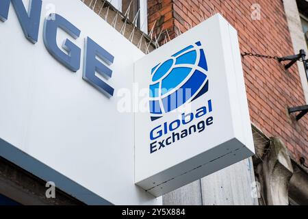 Londres, Royaume-Uni - 26 juillet 2024 : panneau du bureau de change Global Exchange. Global Exchange offre des services de change de devises étrangères appartenant à Alanis Banque D'Images