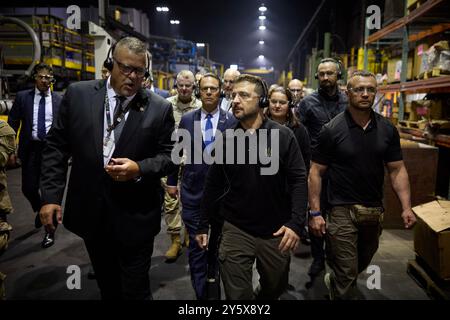 Scranton, États-Unis. 22 septembre 2024. Le président ukrainien Volodymyr Zelenskyy reçoit une visite de l'usine de munitions de l'armée de Scranton par Rich Hansen, le représentant du commandant à l'usine de Scranton, en Pennsylvanie, le dimanche 22 septembre 2024. Zelenskyy était accompagné du gouverneur de Pennsylvanie Josh Shapiro et du sénateur Bob Casey (d-Pa.). Photo via le bureau de presse présidentiel ukrainien/UPI crédit : UPI/Alamy Live News Banque D'Images