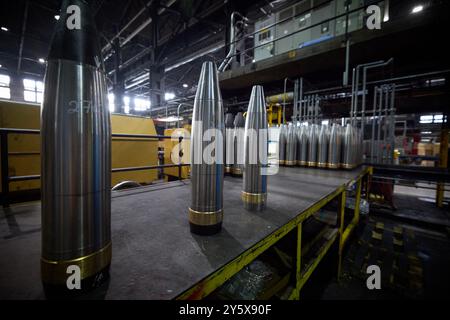 Scranton, États-Unis. 22 septembre 2024. Le président ukrainien Volodymyr Zelenskyy reçoit une visite de l'usine de munitions de l'armée de Scranton par Rich Hansen, le représentant du commandant à l'usine de Scranton, en Pennsylvanie, le dimanche 22 septembre 2024. Zelenskyy était accompagné du gouverneur de Pennsylvanie Josh Shapiro et du sénateur Bob Casey (d-Pa.). Photo via le bureau de presse présidentiel ukrainien/UPI crédit : UPI/Alamy Live News Banque D'Images