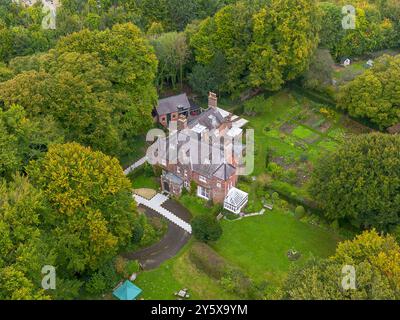 Dorchester, Dorset, Royaume-Uni. 14 septembre 2024. Météo britannique. Les arbres de la maison Max Gate à Dorchester dans le Dorset commencent à montrer leurs couleurs d'automne un jour couvert. Max Gate, construite en 1885 par le célèbre romancier Thomas Hardy, a récemment fait l'actualité en raison des plans du duché de Cornouailles de construire 107 maisons sur des champs adjacents au nord de la maison historique de chaque côté de l'A35, qui, selon les militants, détruira son cadre rural. Crédit photo : Graham Hunt/Alamy Live News Banque D'Images