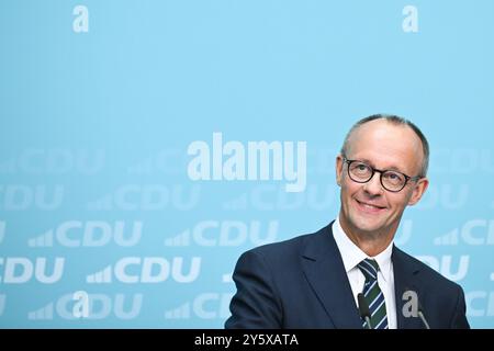 Berlin, Allemagne. 23 septembre 2024. Friedrich Merz, président de la CDU, rit lors d’une conférence de presse de la CDU. Les élections d'État dans le Brandebourg ont eu lieu le 22 septembre. Crédit : Sebastian Christoph Gollnow/dpa/Alamy Live News Banque D'Images