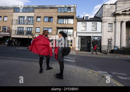 Des écolières traînant sur Homerton High Street, quartier de l'est de londres, situé dans l'arrondissement de Hackney, Londres, Angleterre, Royaume-Uni Banque D'Images