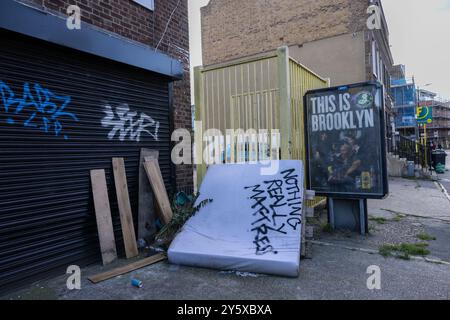 Un matelas jeté dans la rue à Homerton, district de l'est de londres, situé dans l'arrondissement de Hackney, Londres, Angleterre, Royaume-Uni Banque D'Images