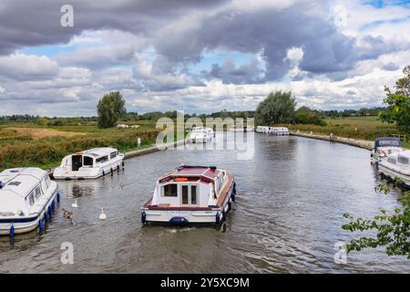 Bateaux amarrés sur la rivière Ant dans le parc national Norfolk Broads vu du pont Ludham. Ludham, Wroxham, Norfolk, East Anglia, Angleterre, Royaume-Uni, Grande-Bretagne Banque D'Images