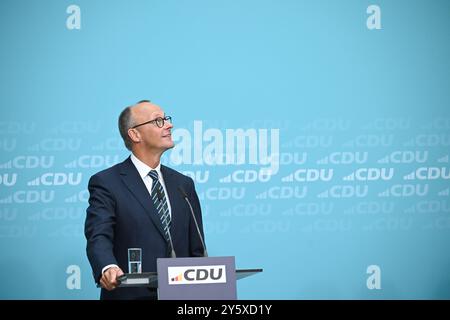 Berlin, Allemagne. 23 septembre 2024. Friedrich Merz, président de la CDU, rit lors d’une conférence de presse de la CDU. Les élections d'État dans le Brandebourg ont eu lieu le 22 septembre. Crédit : Sebastian Christoph Gollnow/dpa/Alamy Live News Banque D'Images