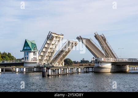 Pont de Schleibrücke près de Kappeln avec volets ouverts et maison de pilotage. Le pont traverse le Schlei et relie les paysages d'Angeln et de Schwansen. Pont à double bascule achevé en 2002, avec des ailes spectaculaires de chaque côté et des ouvertures horaires en journée. AM Hafen, Kappeln, Schleswig-Holstein, Allemagne Banque D'Images