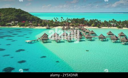 Lagon turquoise Bora Bora île, Polynésie française, bungalows sur l'eau, évasion luxueuse, tranquillité, vue imprenable sur l'océan. Paradis sauvage isolé, voyage exotique d'été. Tir aérien par drone Banque D'Images