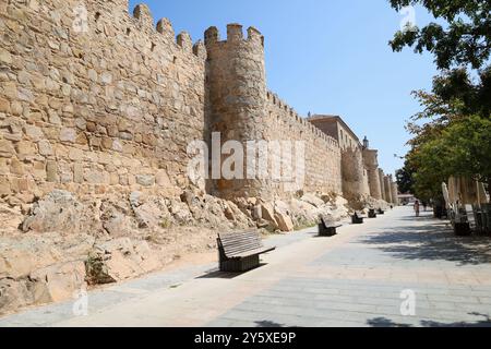 Avila, Castilla y Leon, Espagne- 17 août 2024 : Paseo del Rastro et les murs majestueux de la vieille ville d'Avila, Espagne Banque D'Images