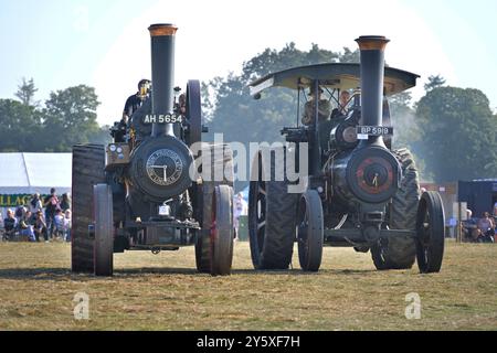 deux moteurs de traction à vapeur vintage côte à côte en course lente, henham, suffolk, angleterre Banque D'Images