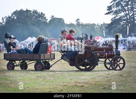 modèle à grande échelle moteur de traction à vapeur transportant des personnes, henham, suffolk, angleterre Banque D'Images