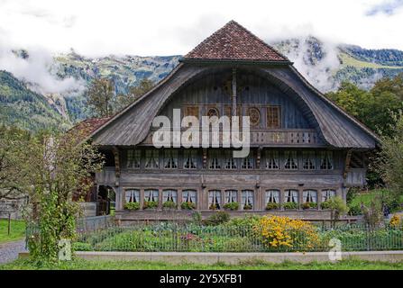 Ferme, 1790, ancien, attrayant, grand bâtiment, montagnes derrière, nuages, Ballenberg Swiss Open-Air Museum, Europe, Brienz, Suisse Banque D'Images