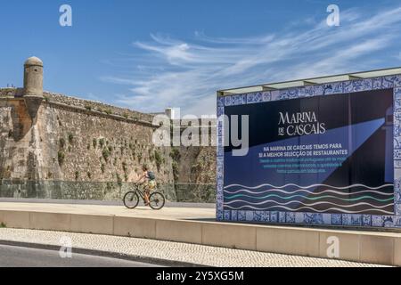 Mur extérieur de la citadelle dans la marina de la ville de Cascaes, en portugais Cascais, ville portugaise dans le district de Lisbonne, Portugal, Europe. Banque D'Images