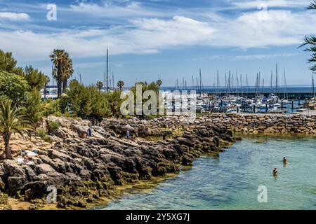 Plage de Santa Marta et la marina en arrière-plan dans la ville de Cascaes, en portugais Cascais, ville portugaise dans le district de Lisbonne, Portugal Banque D'Images