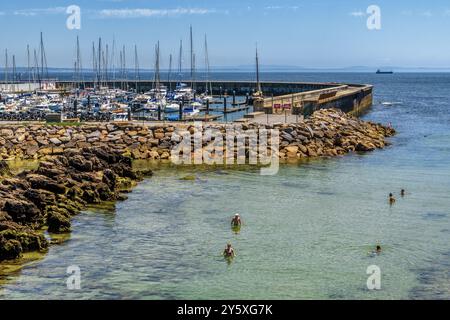 Plage de Santa Marta et la marina en arrière-plan dans la ville de Cascaes, en portugais Cascais, ville portugaise dans le district de Lisbonne, Portugal Banque D'Images