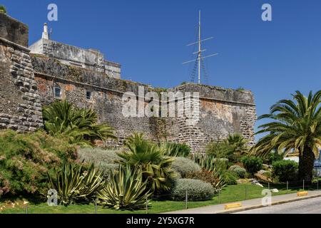 Mur extérieur de la citadelle dans la marina de la ville de Cascaes, en portugais Cascais, ville portugaise dans le district de Lisbonne, Portugal, Europe. Banque D'Images